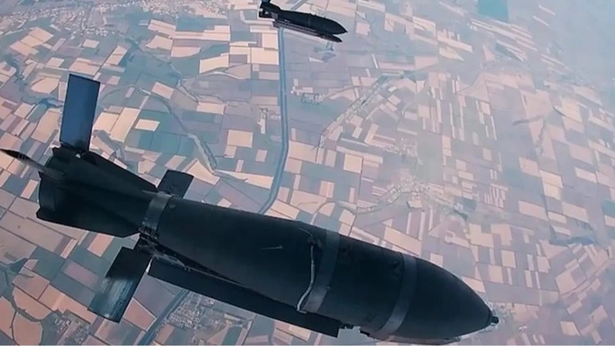 Російські авіаудари по Херсону: загинув 64-річний водій «швидкої», серед поранених діти
