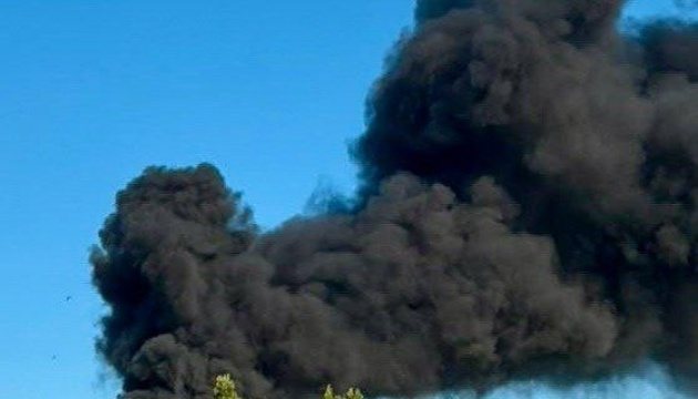 Російські війська атакували Павлоград: горить торговельний комплекс, восьмеро поранених