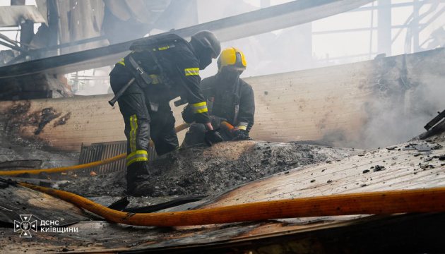 Росіяни дронами атакували сільгосппідприємство на Київщині, виникла пожежа