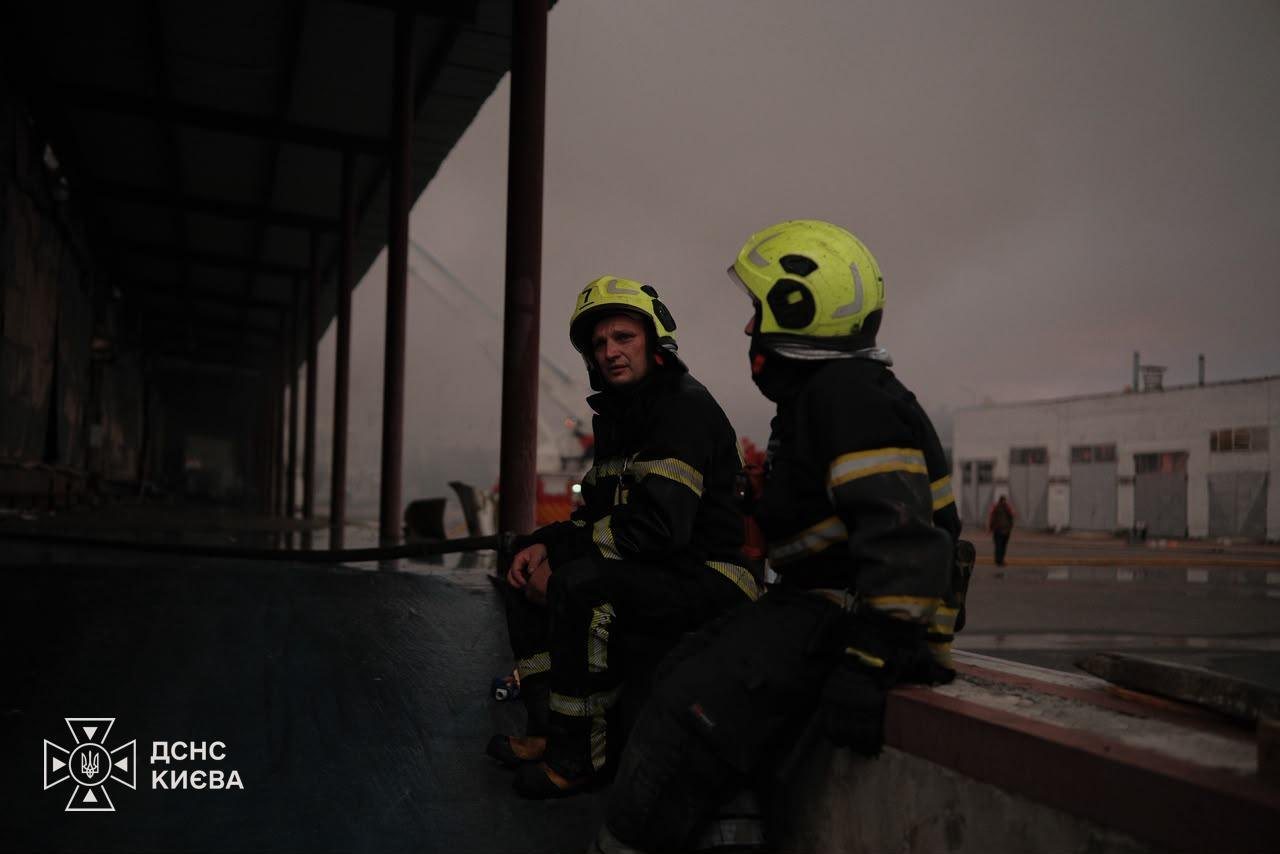 Масована атака РФ по Київщині: є загиблий та 15 поранених, тривають пожежі