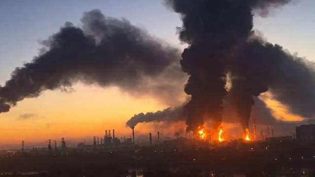 Сотні дронів атакували Москву: горить НПЗ у Капотні
