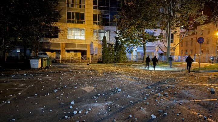 Російський дрон влучив у бізнес-центр у центрі Дніпра, уламки впали на парковку міськради