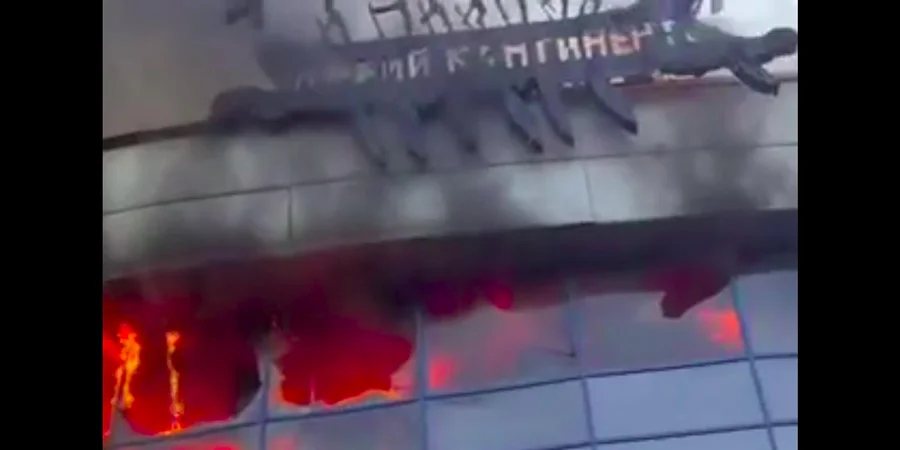 Російські окупанти вдарили по Дніпру: горить торговий центр «Новий континент», двоє поранених
