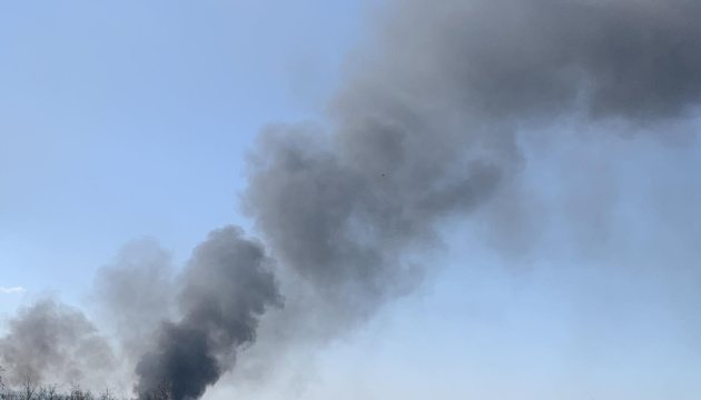 Біля узбережжя Румунії загорілося й затонуло торговельне судно, президент припускає удар