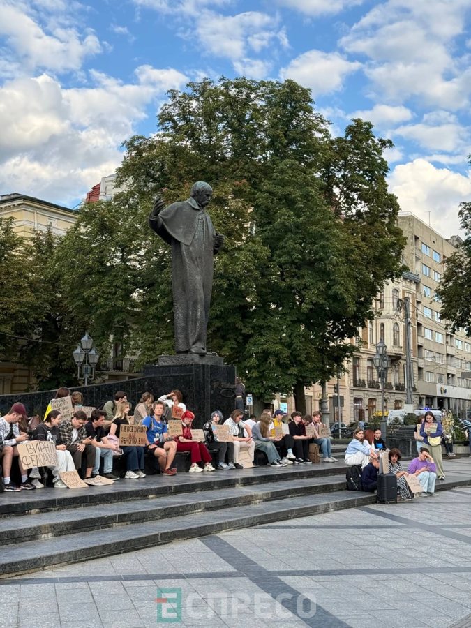 У Києві та Львові тривають мітинги з вимогою повернути Федорова на посаду міністра оборони