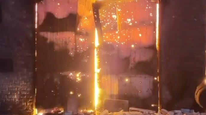 Росія вдарила по підприємству у Запоріжжі: виникла пожежа