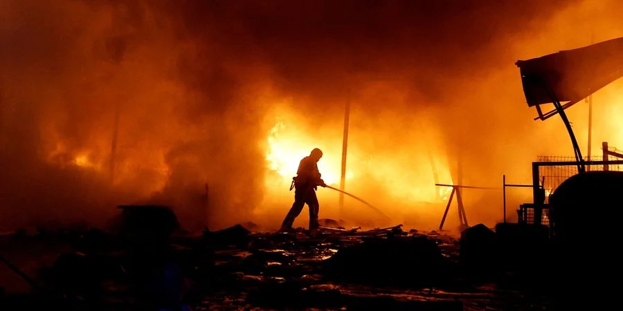 Російські дрони атакували Київ: пошкоджено бізнес-центр, офісну будівлю та склади, вирує пожежа