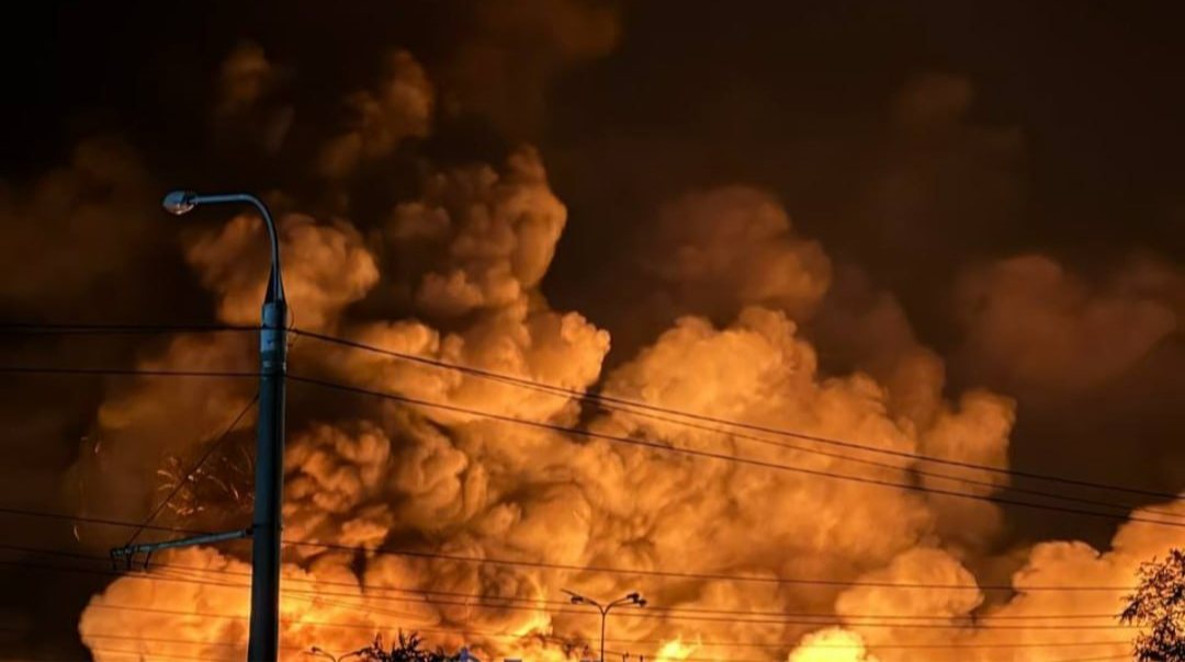Російська атака на Суми: постраждали діти, масштабна пожежа в ТРЦ