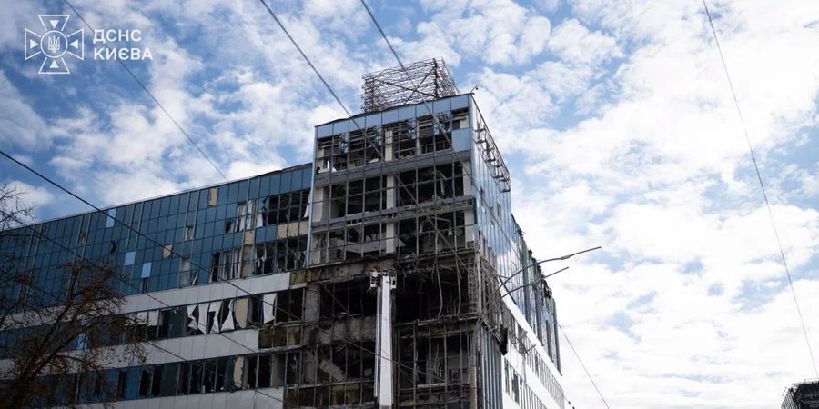 Російський дрон влучив у бізнес-центр у Києві: четверо загиблих, пошкоджено дата-центр і лікарню
