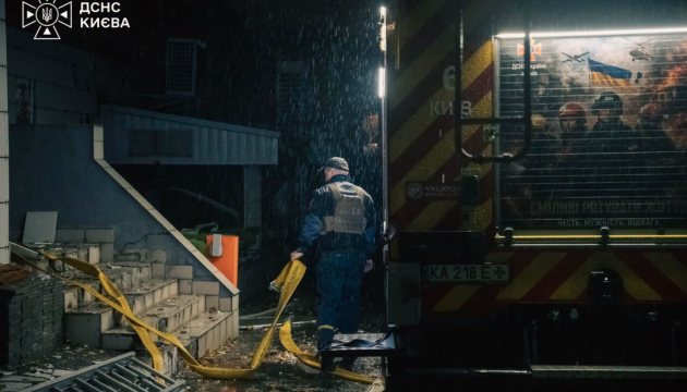 У Києві через нічну балістичну атаку РФ загинула людина, восьмеро постраждали