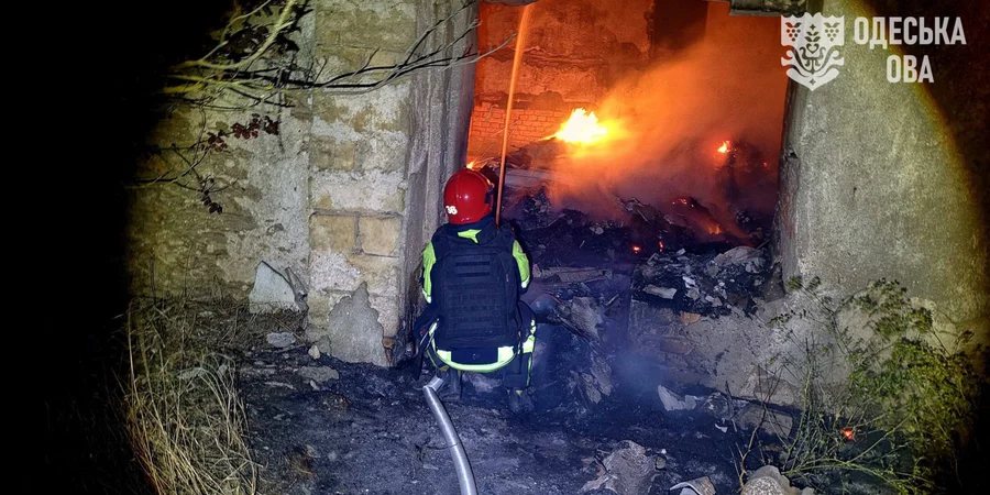 На Одещині внаслідок російських атак пошкоджено дві багатоповерхівки та будівлю банку