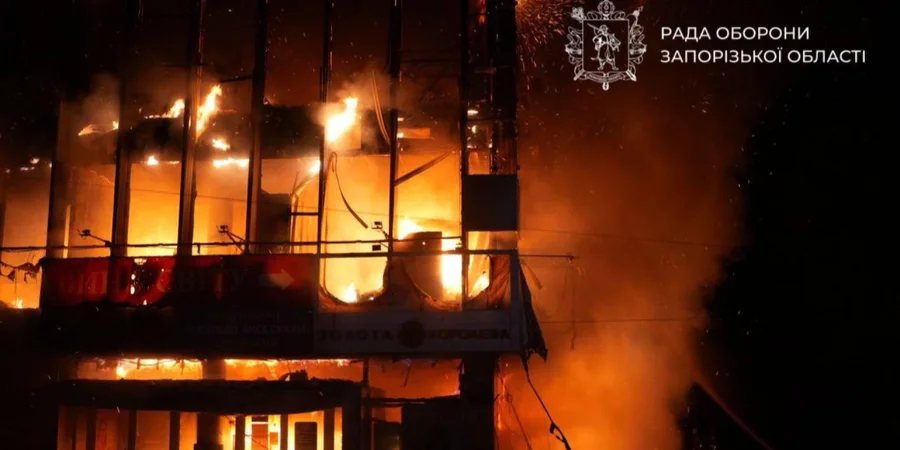 Росіяни атакували багатоповерхівки та торговельний центр у Запоріжжі, є поранений