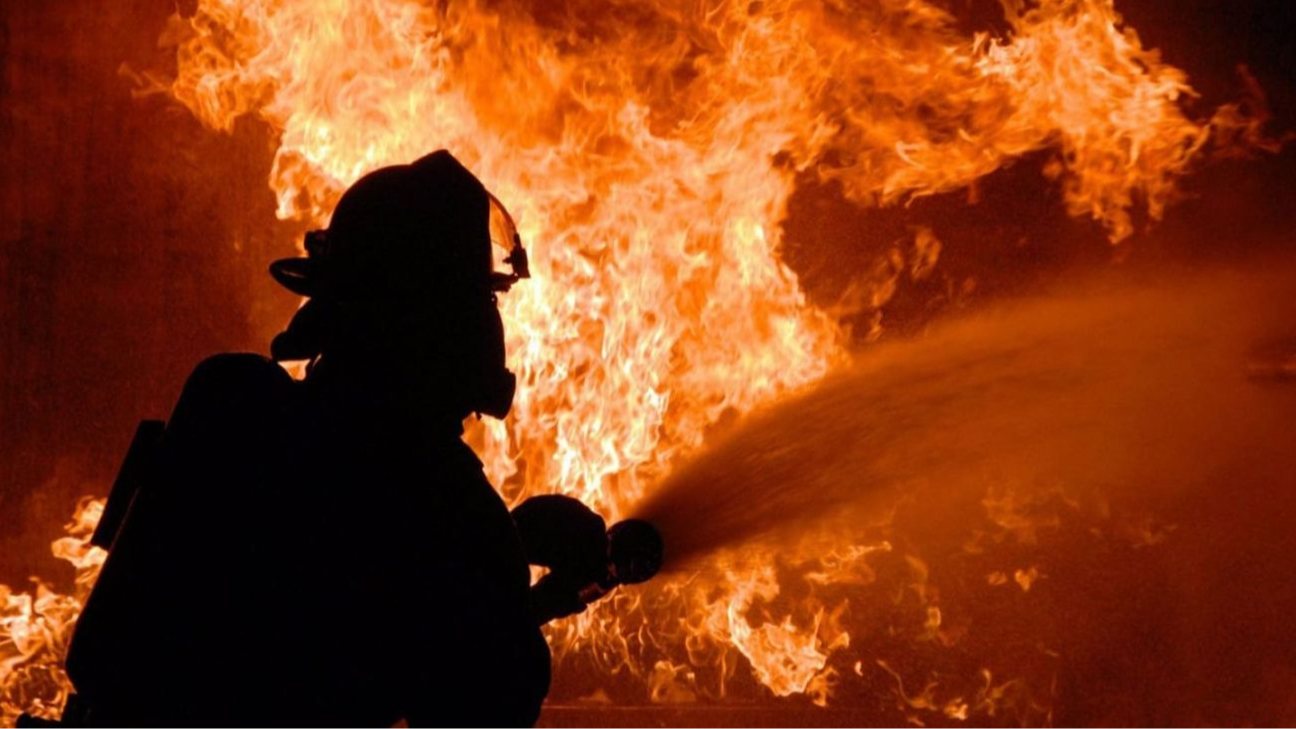 У Києві через падіння уламків БпЛА горить приватний будинок