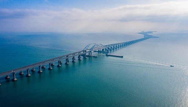 Шторм розірвав баржове загородження біля Керченського мосту