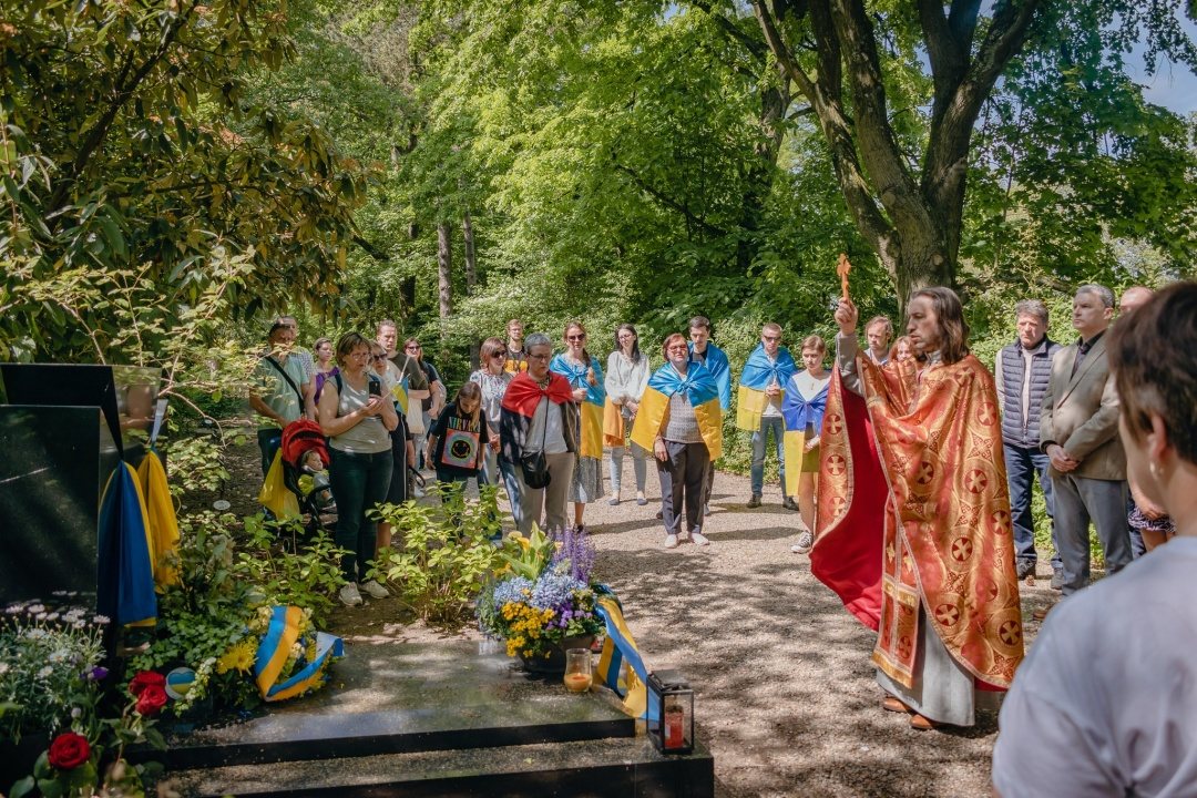 Могила Коновальця залишає Роттердам після 88 років