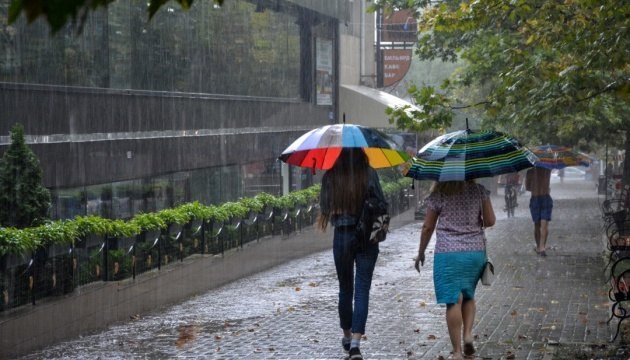 Неділя в Україні буде дощовою, вдень до +30°