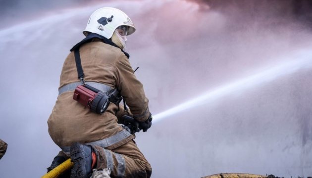 На Рівненщині через російську атаку пошкоджено цивільне підприємство, виникла пожежа